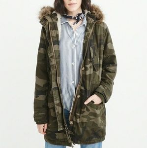 ⬇️$135 Abercrombie & Fitch Sherpa-Lined Camo Coat